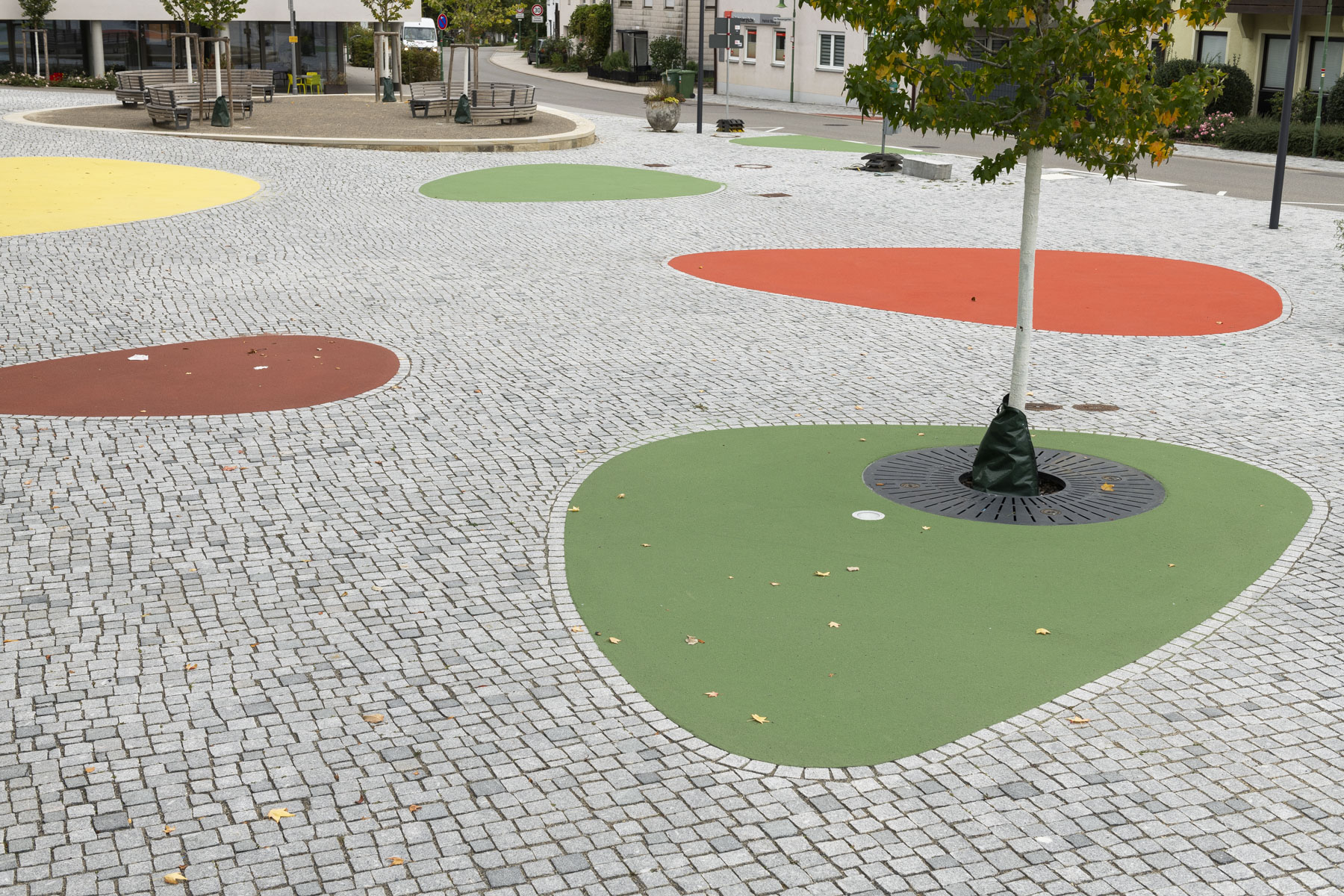 Detailansicht bunter Ovalflächen auf öffentlichem Platz